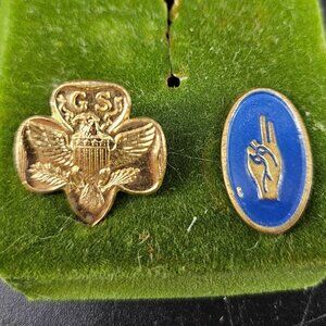 Vint Girl Scout Junior Membership Motto Two Finger Salute Pin Badge Brooch Lapel